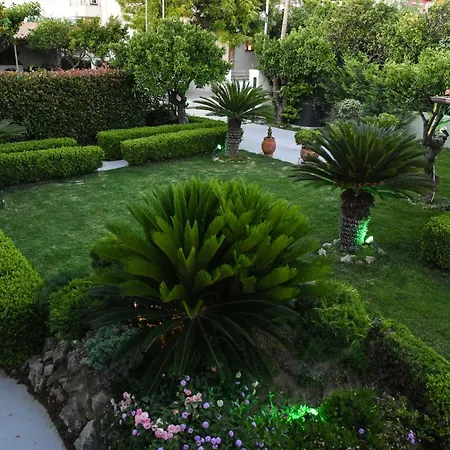 Corinthian Nyaraló *